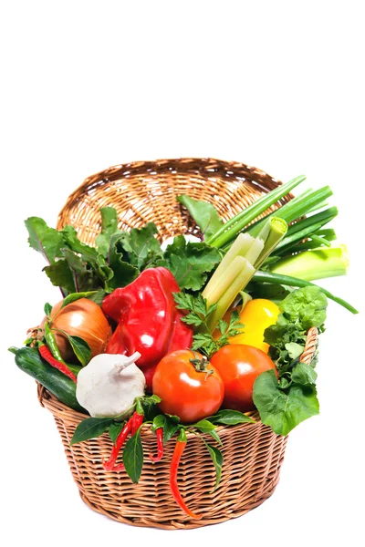 Свіжі овочі в кошику ізольовані на білому — стокове фото