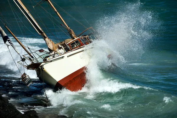 Yacht crash on the rocks — Stock Photo, Image