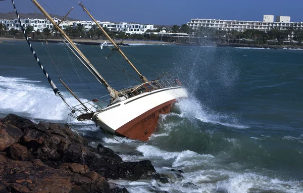 Jachta havárie na skalách v stirmy počasí — Stock fotografie
