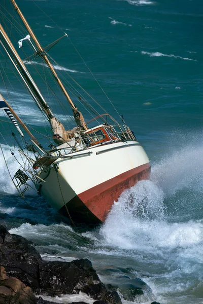 Yacht krasch på klipporna — Stockfoto