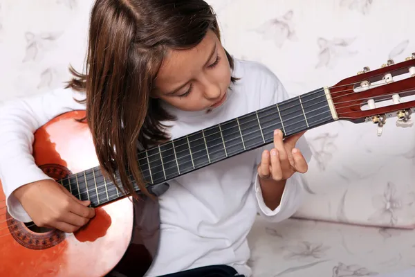 Chica joven toca la guitarra clásica Imagen de archivo