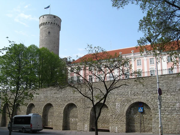 Parliament of Estonia and Pikk Hermann bastion — Stock Photo, Image
