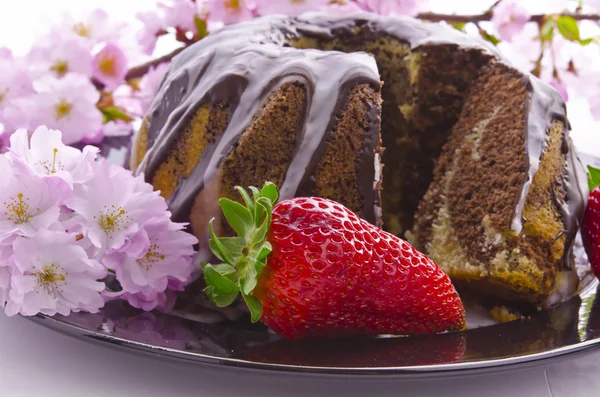 체리와 대리석 케이크 — 스톡 사진