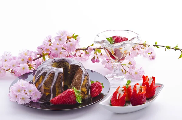 Mramor dort s třešněmi — Stock fotografie