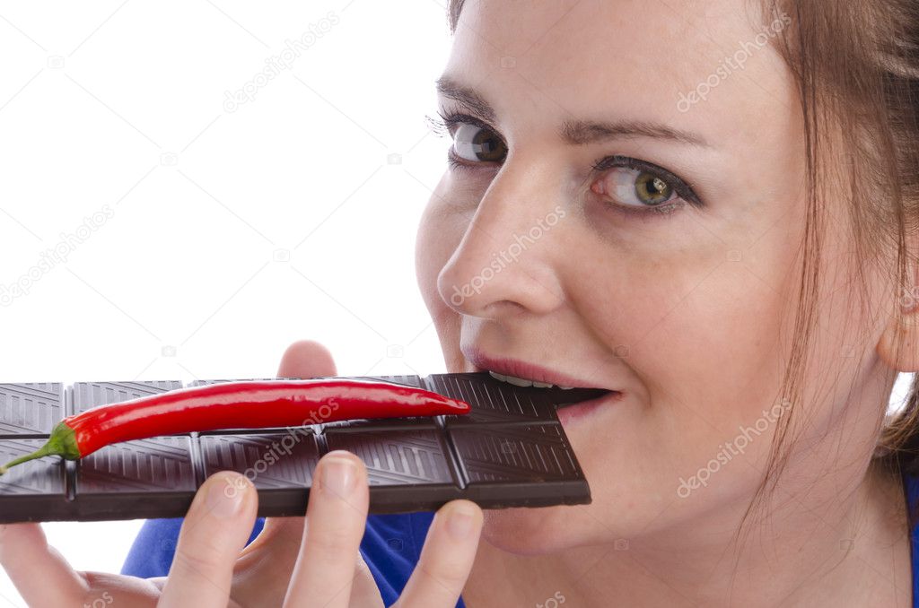 Biber ile çikolata yiyen kadın Stok fotoğrafçılık ©dar19.30