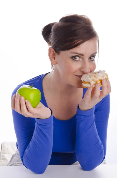 Vrouw met appel en biscuit — Stockfoto