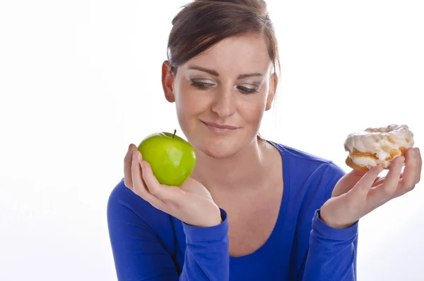 Kvinna med äpple och kex — Stockfoto