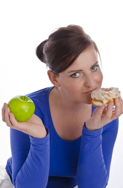 Kvinna med äpple och kex — Stockfoto