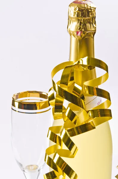 Şampanya, cam ve Yılbaşı gecesi — Stok fotoğraf