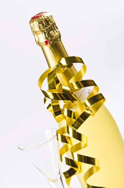 Şampanya, cam ve Yılbaşı gecesi — Stok fotoğraf