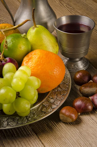 Fruit schaal met zoete wijnstok — Stockfoto