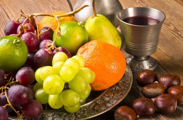Fruit plate  with sweet vine — Stock Photo, Image