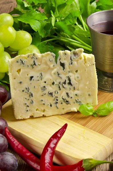 Niebieski ser z kieliszek wina — Zdjęcie stockowe