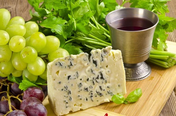 Sýry modré a sladké víno — Stock fotografie
