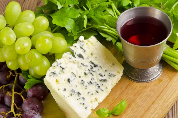 Синій сир з келихом вина — стокове фото