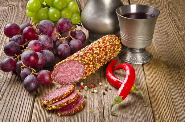 木制背景下的葡萄酒和腊肠 — 图库照片