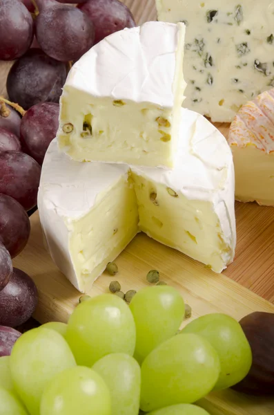 와인 한 잔을 곁들인 블루 치즈 — 스톡 사진