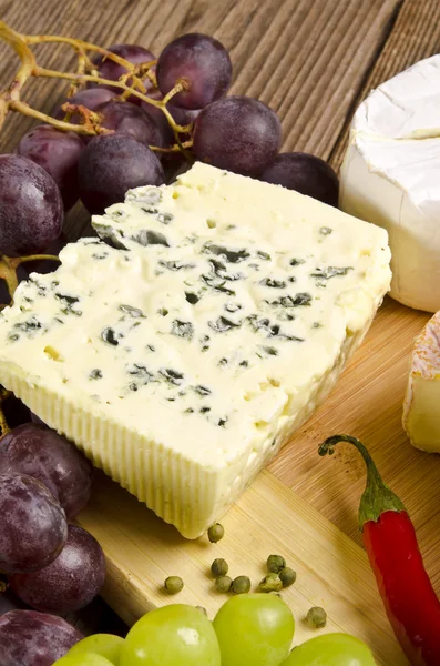 Различные сорта сыра — стоковое фото
