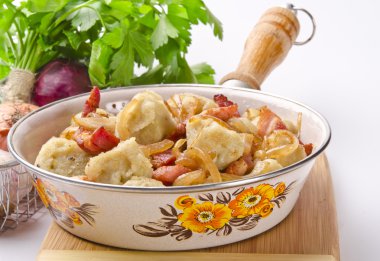 Schlesische Kartoffelklösse mit Kasseler und Sauerkraut