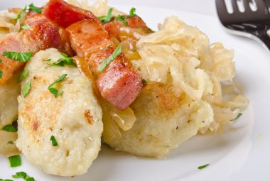 Schlesische Kartoffelklösse mit Kasseler und Sauerkraut