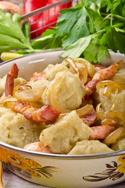 Schlesische Kartoffelkl=sse mit Kasseler und Sauerkraut — Fotografia de Stock