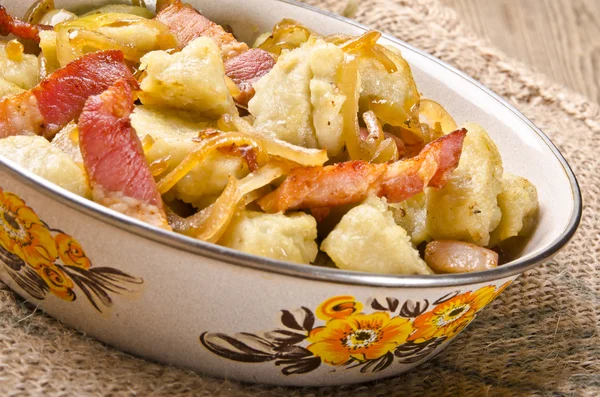 Schlesische Kartoffelklösse mit Kasseler und Sauerkraut — Stockfoto
