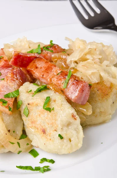 Schlesische Kartoffelkl=sse mit Kasseler und Sauerkraut — Fotografia de Stock