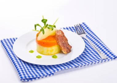 Karotten terrine mit kartoffelpüree und fleisch