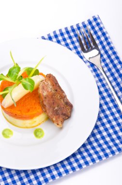 Karotten terrine mit kartoffelpüree und fleisch