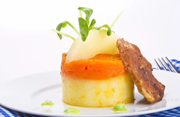 Karotten terrine mit kartoffelpüree und fleisch — Stockfoto