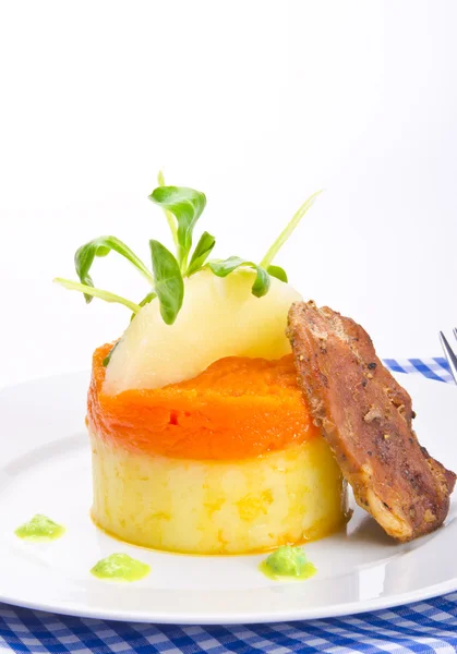 Karotten terrine mit kartoffelpüree und fleisch — Stock Fotó