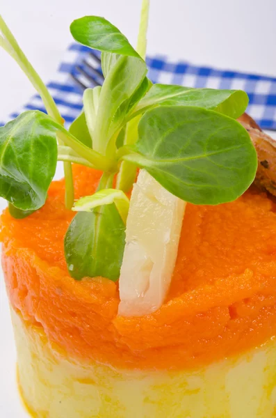 Karotten terrine mit kartoffelpüree und fleisch — Stok fotoğraf