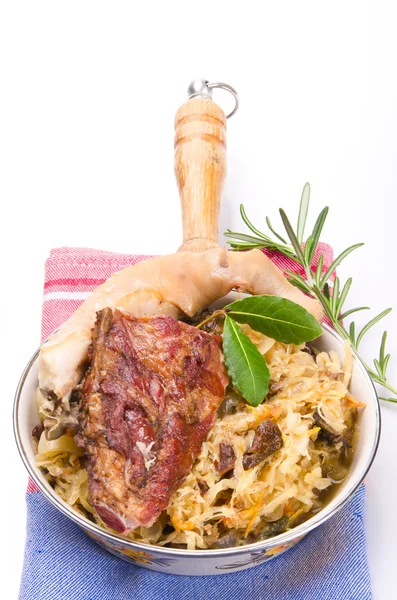 Sauerkraut mit geräuchertem Fleisch — стокове фото