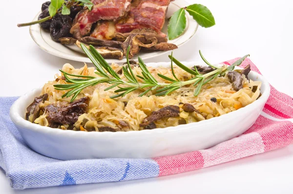 Sauerkraut mit gerjalá uchertem Fleisch —  Fotos de Stock