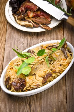 Sauerkraut mit geräuchertem Fleisch