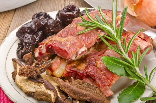 stock image Sauerkraut mit geräuchertem Fleisch