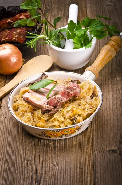 Sauerkraut mit geräuchertem Fleisch — Stok fotoğraf