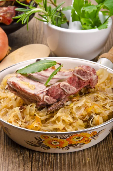 Sauerkraut mit geräuchertem Fleisch — Stock Photo, Image