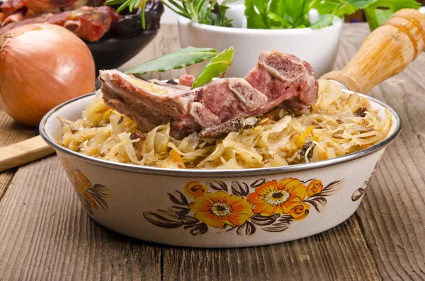 Sauerkraut mit gerjalá uchertem Fleisch —  Fotos de Stock