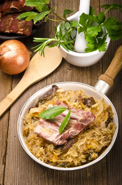 Sauerkraut in polnischer Art mit Räucherfleisch — Stockfoto