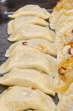 geleneksel yılbaşı pierogi - Polonya bir tabak