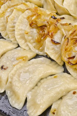 geleneksel yılbaşı pierogi - Polonya bir tabak