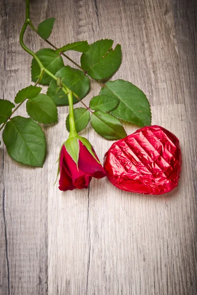 Rose und Schokoladenherz am Valentinstag — Stockfoto
