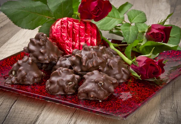 Rose und Schokoladenherz am Valentinstag — Stockfoto