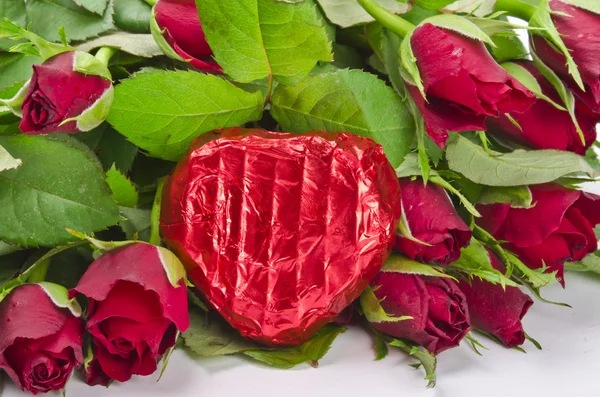 Rosa und schokoladenherz am valentinstag — Foto Stock