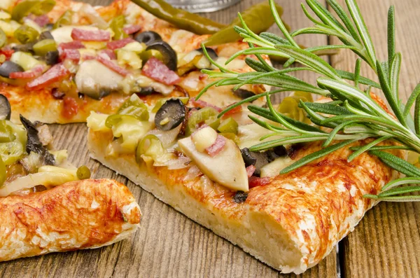Вкусная домашняя пицца с пепперони — стоковое фото