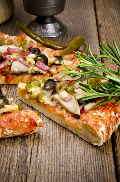 Deliziosa pizza al salame piccante fatta in casa — Foto Stock