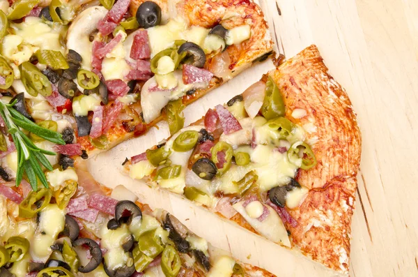 Lezzetli ev pişmiş biberli pizza — Stok fotoğraf