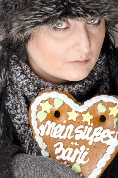 Woman with gingerbread heart — Stock Photo, Image
