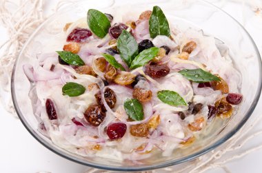 cranberries ile ringa balığı salatası